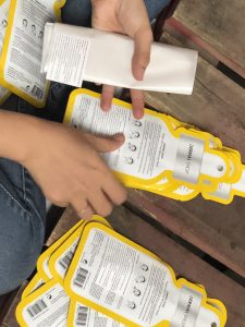 dán tem đóng gói sản phẩm